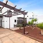Home2Book Serene Canary Style House, Garden & Pool