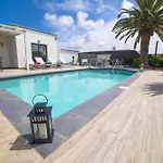Extraordinary Playa Blanca Villa 3 Bedrooms Villa Naraku Spacious Sun Terrace Outdoor Pool, Hot Tub And Bbq Playa Blanca