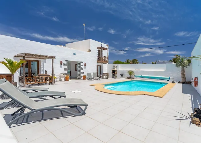 Sala Botanica Studio - Shared Pool - Central Island Location - 10 Mins Drive To Famara And La Santa