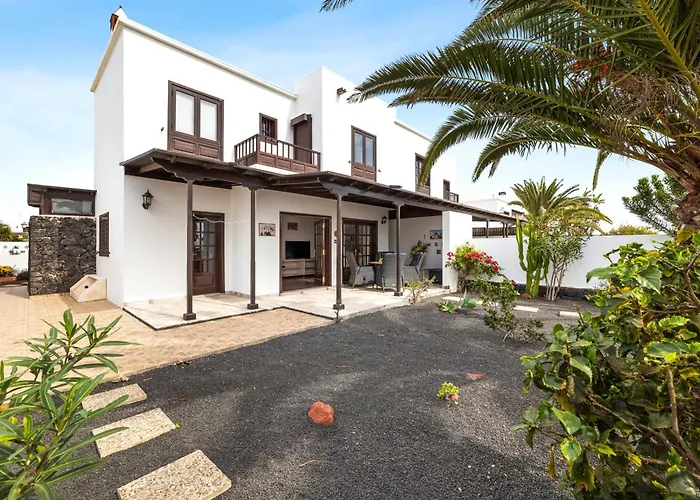 Home2Book Serene Canary Style House, Garden & Pool
