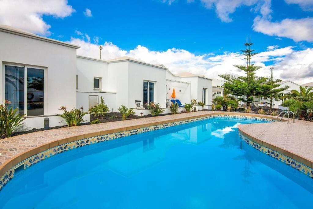 Luxurious A2 In A Quiet Complex With Pool 100m From The Sea Apartamento Charco del Palo