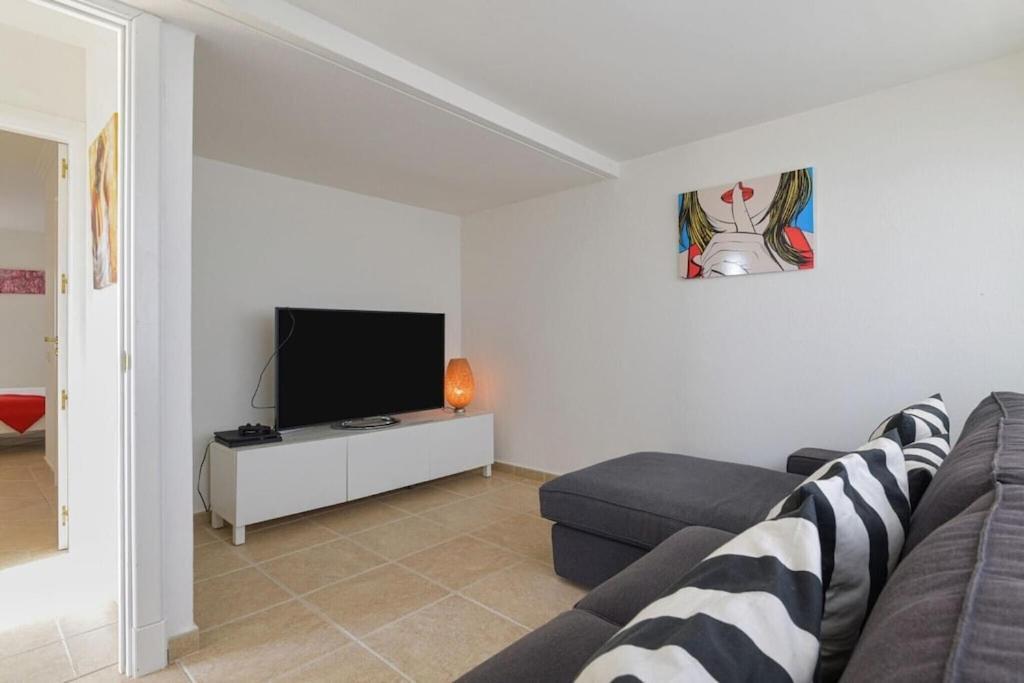 Luxury Near 1km Swimming Pool Tennis Court Great For Ages Villa *