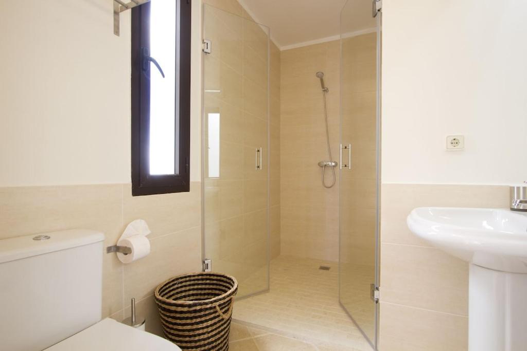 Luxury Near 1km Swimming Pool Tennis Court Great For Ages *
