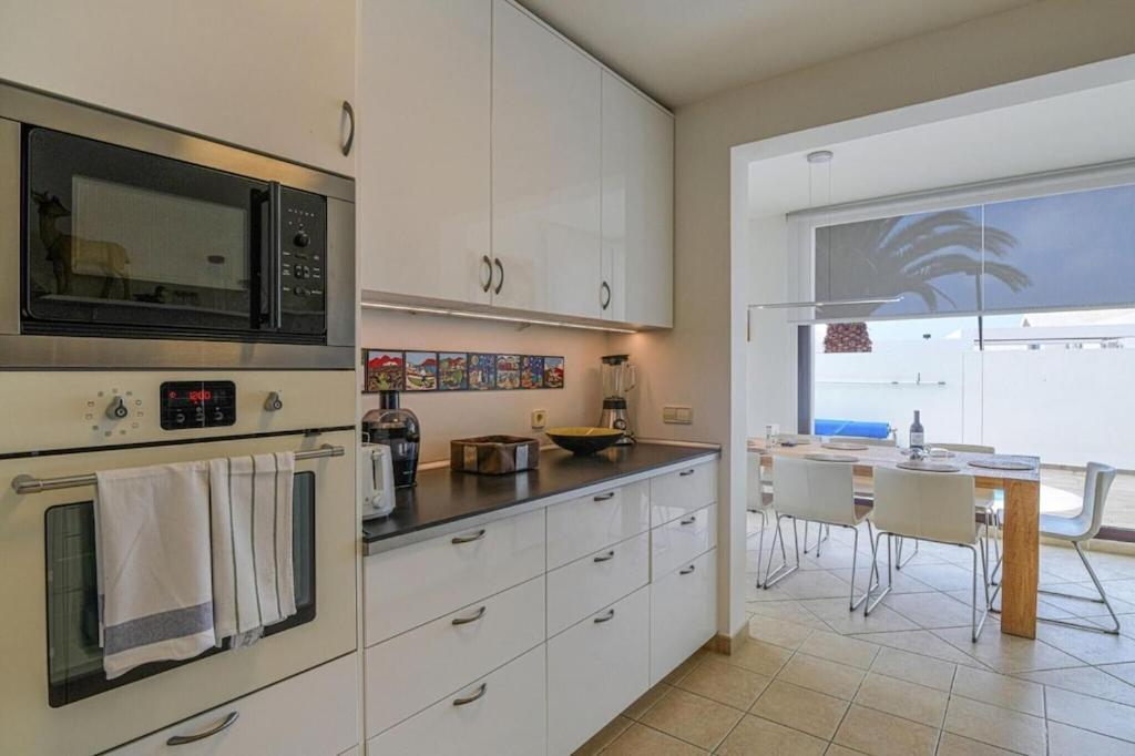 Luxury Near 1km Swimming Pool Tennis Court Great For Ages Villa Playa Blanca (Lanzarote)