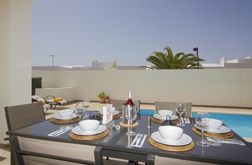 Luxury Near 1km Swimming Pool Tennis Court Great For Ages Villa *
