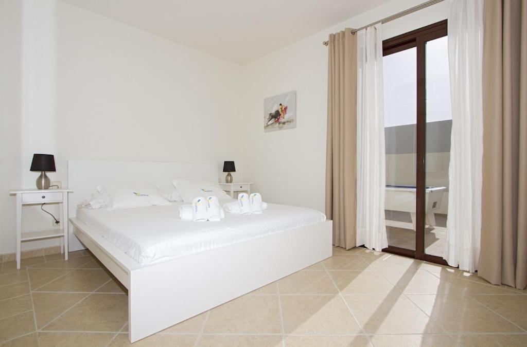 Luxury Near 1km Swimming Pool Tennis Court Great For Ages Villa *