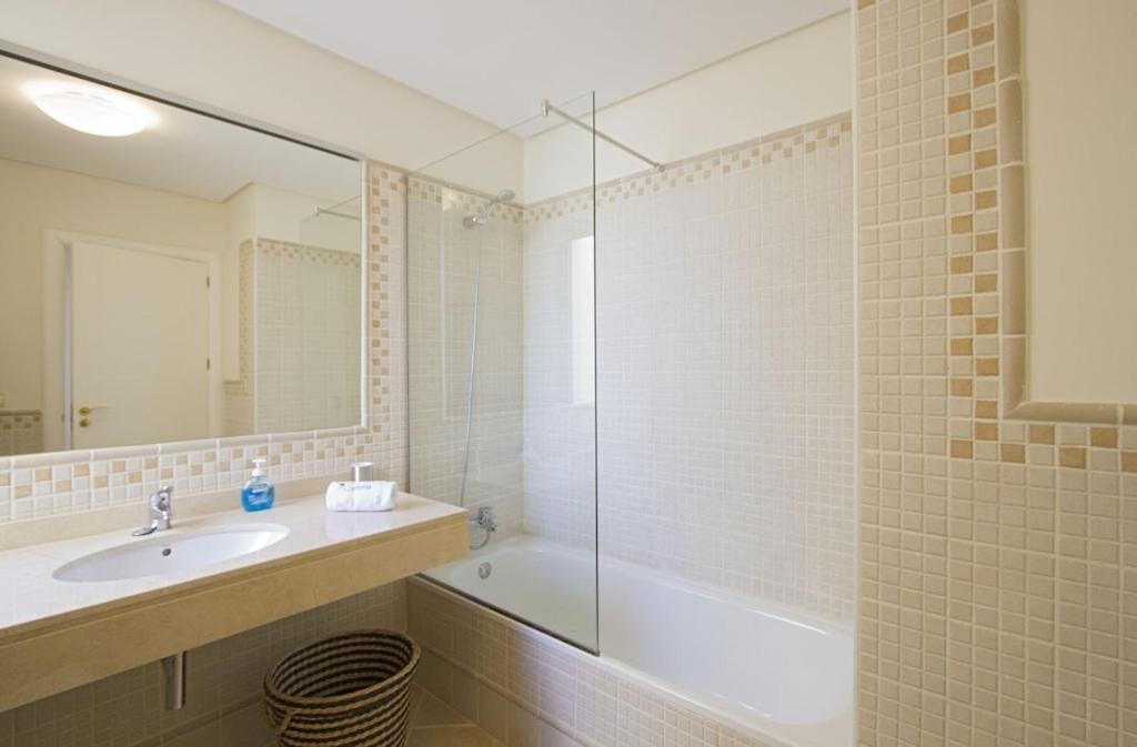 Luxury Near 1km Swimming Pool Tennis Court Great For Ages Villa *