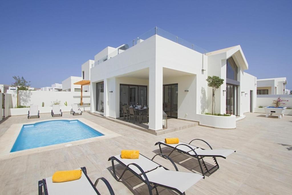 Villa Luxury Near 1km Swimming Pool Tennis Court Great For Ages Playa Blanca (Lanzarote)
