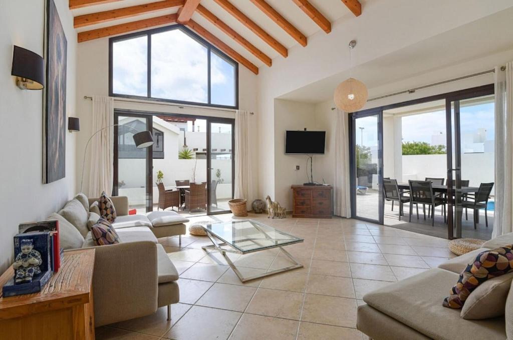 Luxury Near 1km Swimming Pool Tennis Court Great For Ages Villa Playa Blanca (Lanzarote)