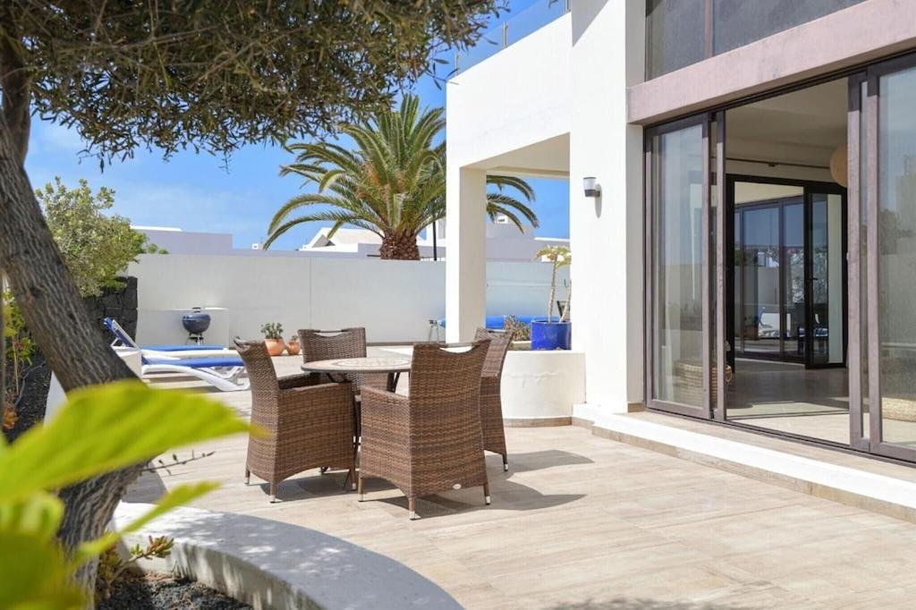 Luxury Near 1km Swimming Pool Tennis Court Great For Ages Villa