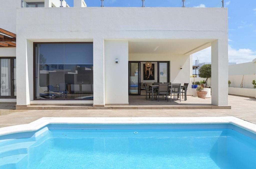 Luxury Near 1km Swimming Pool Tennis Court Great For Ages Villa Playa Blanca (Lanzarote)