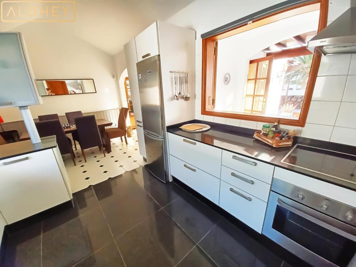 Villa Magica 7 Minutes Walk To Center With Pool And A/c Playa Blanca (Lanzarote)