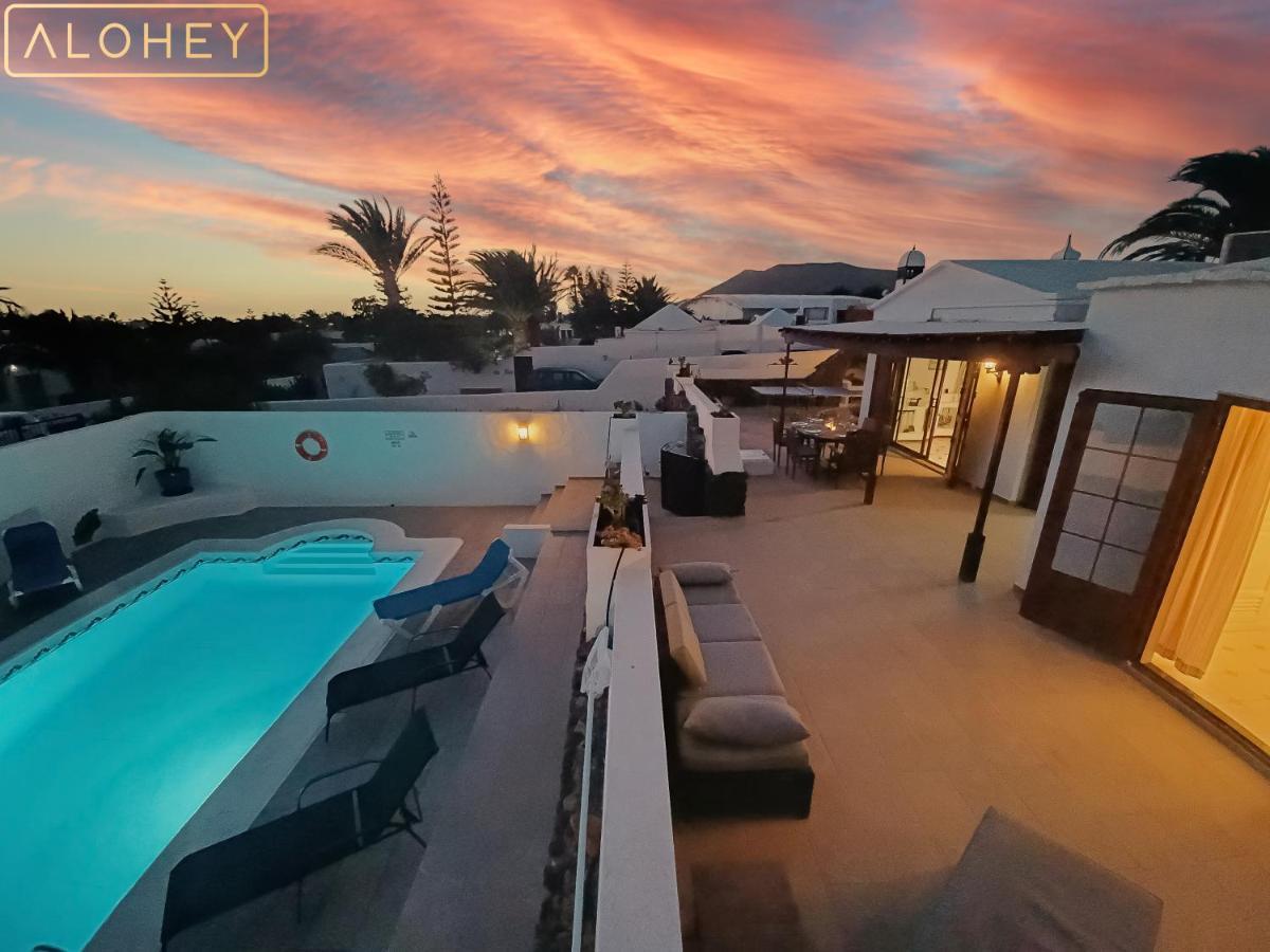 Magica 7 Minutes Walk To Center With Pool And A/c Villa