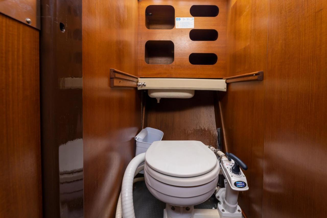 Seaside Chill-out On A Sail Yacht Hotel en barco Puerto Calero