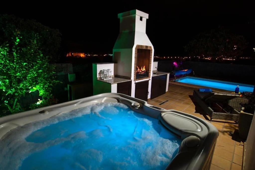 Villa Solsidan Pool, Jacuzzi, A/c 15 Minutes Walking To Marina Rubicon *