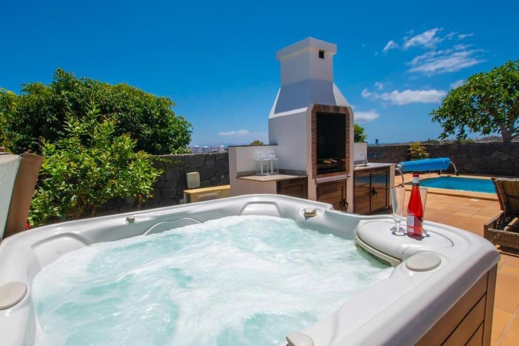 Solsidan Pool, Jacuzzi, A/c 15 Minutes Walking To Marina Rubicon Villa Playa Blanca (Lanzarote)