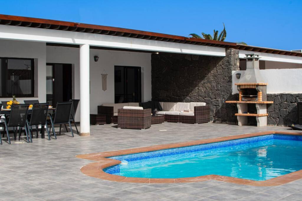 Casa Marlay Spacious, Heated Pool, Bbq & Fast Wi-fi Only 15 Minutes Walk To Town Сasa de vacaciones *