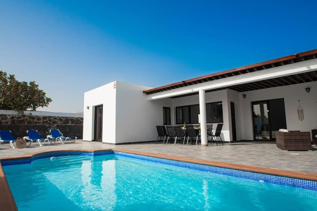 Casa Marlay Spacious, Heated Pool, Bbq & Fast Wi-fi Only 15 Minutes Walk To Town Сasa de vacaciones Playa Blanca (Lanzarote)