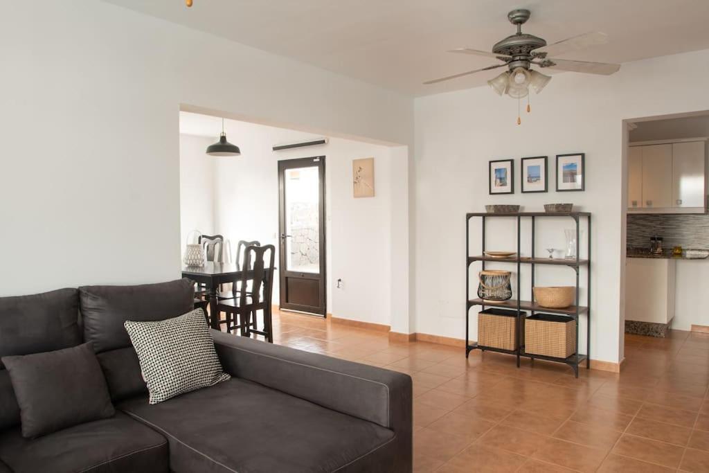 Casa Marlay Spacious, Heated Pool, Bbq & Fast Wi-fi Only 15 Minutes Walk To Town Сasa de vacaciones Playa Blanca (Lanzarote)