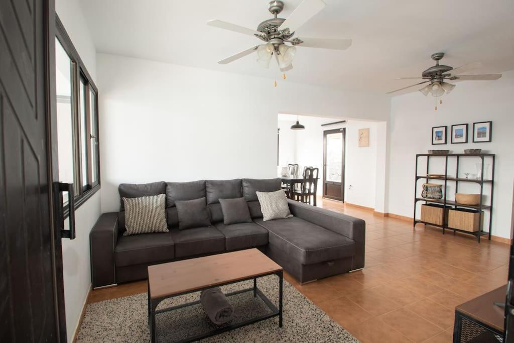 Сasa de vacaciones Casa Marlay Spacious, Heated Pool, Bbq & Fast Wi-fi Only 15 Minutes Walk To Town *