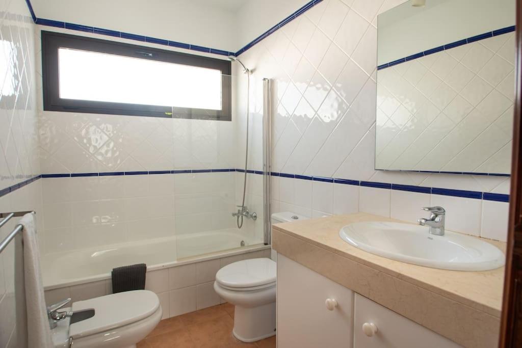 Casa Marlay Spacious, Heated Pool, Bbq & Fast Wi-fi Only 15 Minutes Walk To Town Сasa de vacaciones Playa Blanca (Lanzarote)