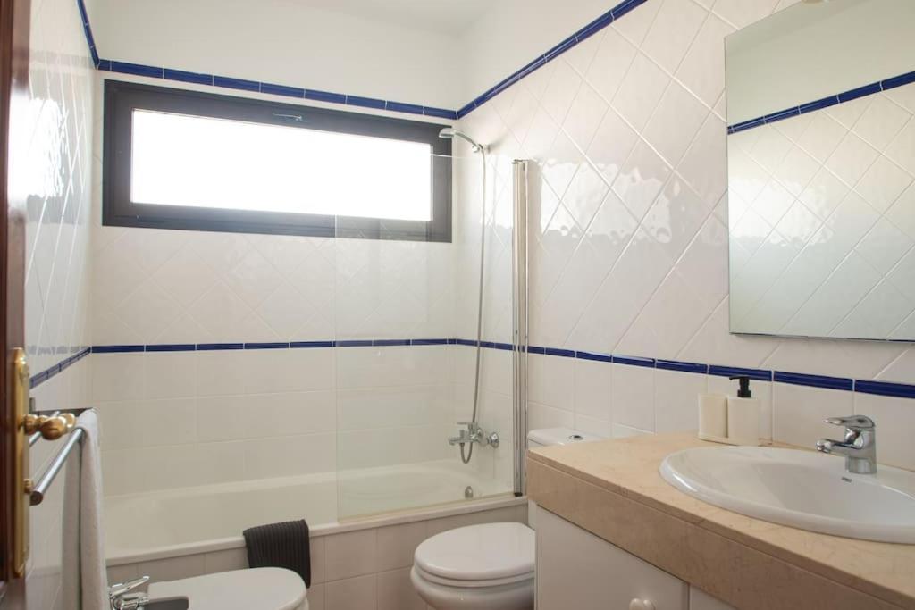 Сasa de vacaciones Casa Marlay Spacious, Heated Pool, Bbq & Fast Wi-fi Only 15 Minutes Walk To Town