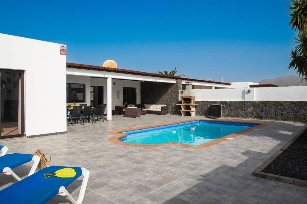 Casa Marlay Spacious, Heated Pool, Bbq & Fast Wi-fi Only 15 Minutes Walk To Town Сasa de vacaciones