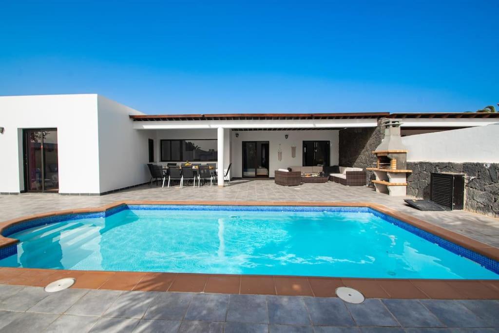 Сasa de vacaciones Casa Marlay Spacious, Heated Pool, Bbq & Fast Wi-fi Only 15 Minutes Walk To Town