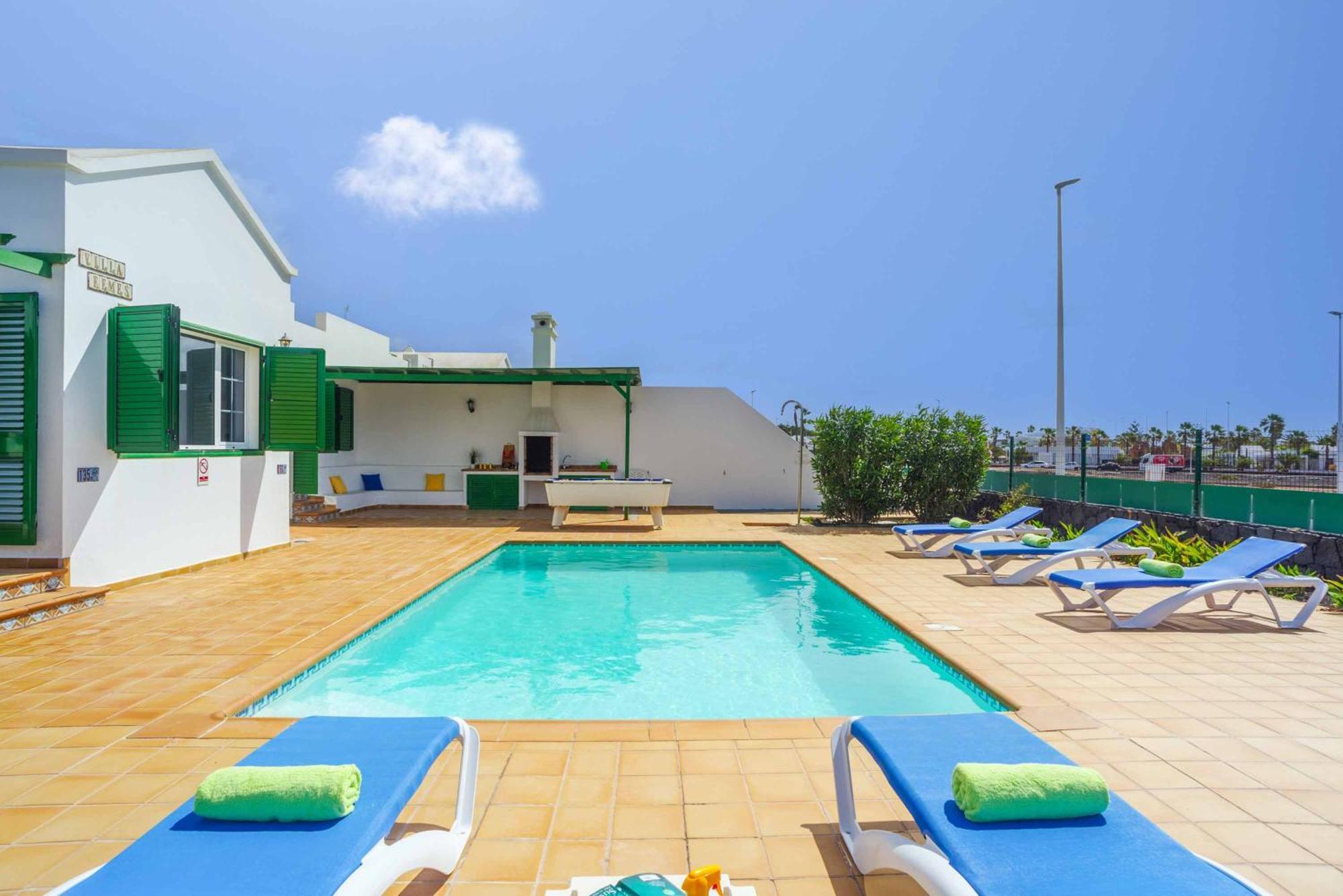Femes Playa Blanca (Lanzarote)