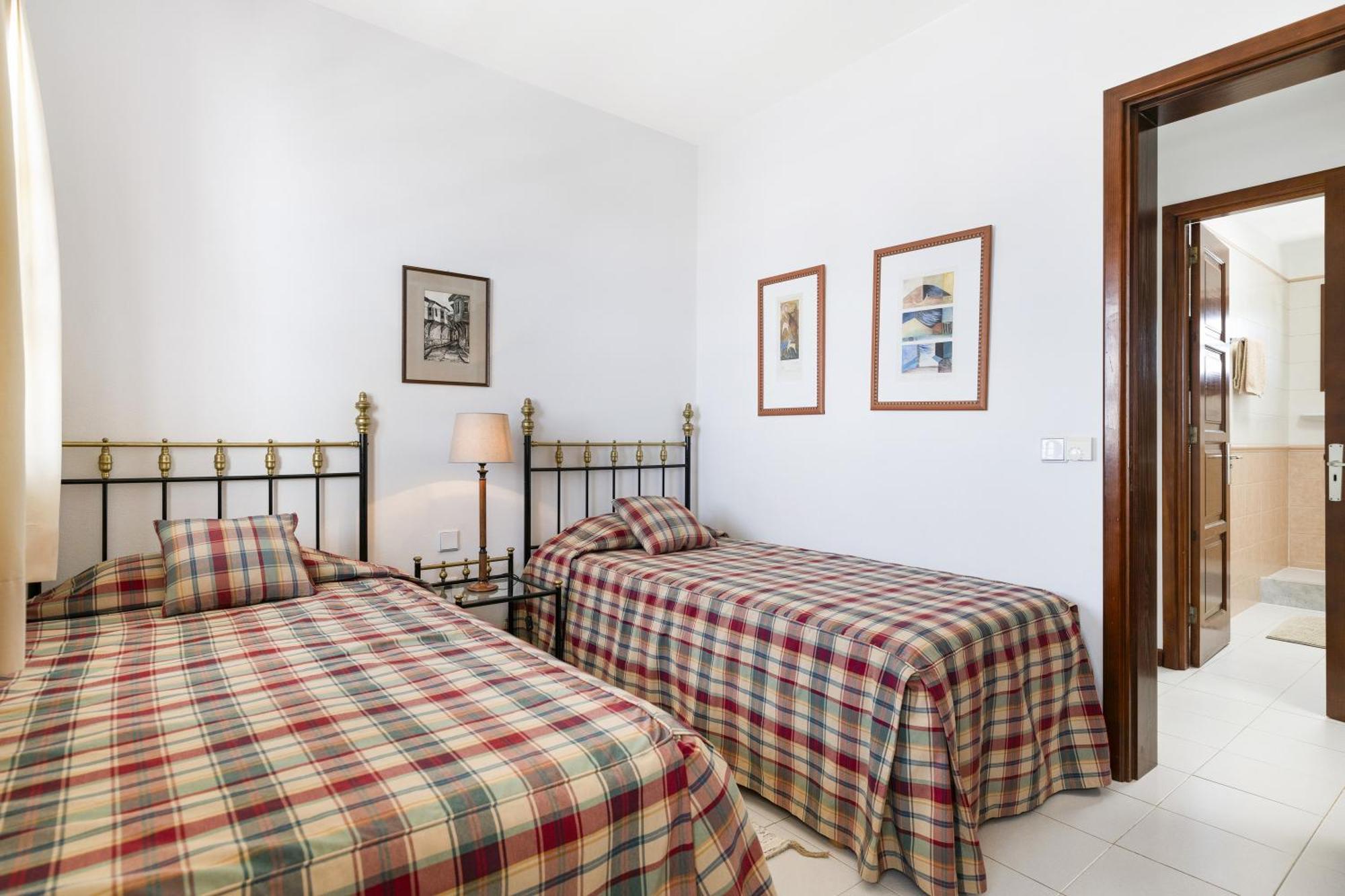 En Puerto Del Carmen, 3 *