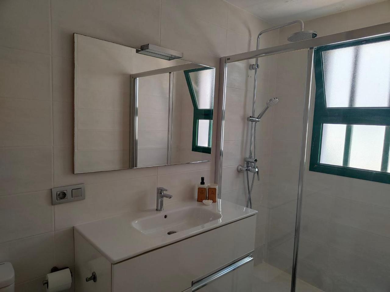 Apartamento Ailana Frente Al Mar Y Con Piscina Costa Teguise