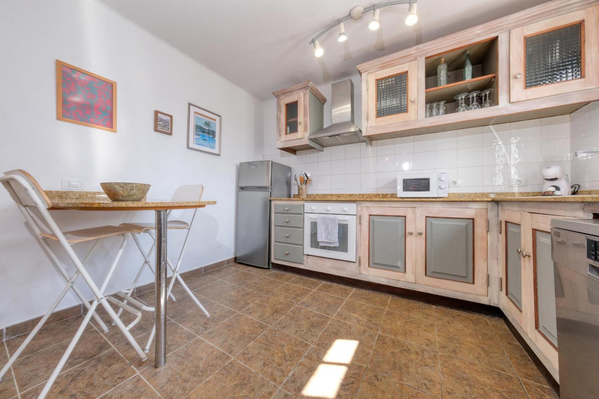 Holiday home Casa Hibiscus - Shared Pool - Close To Seafront Promenade *
