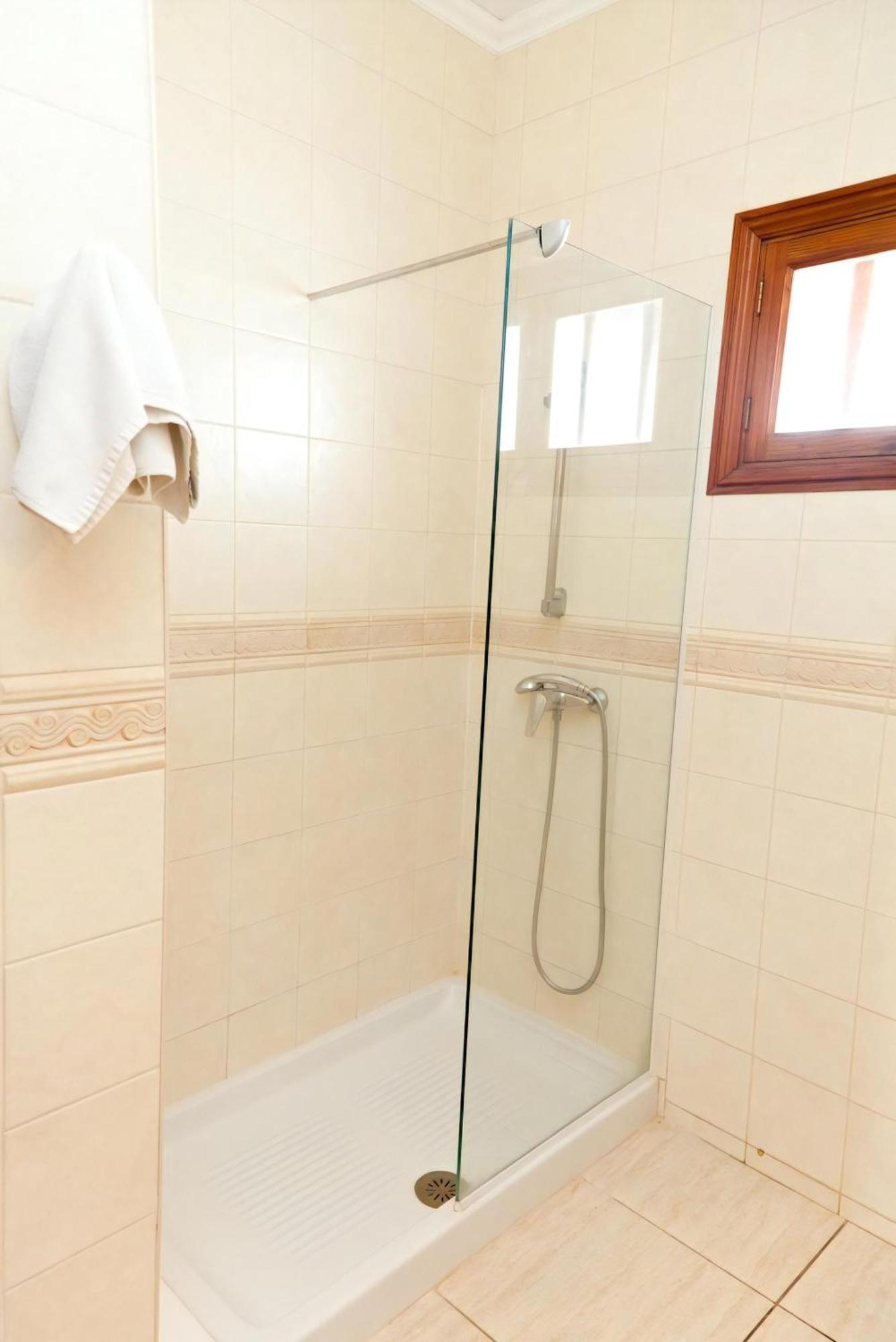 Centrally Located Rupert 3 Bedrooms Private Pool Close To Amenities Puerto Del Carmen Villa *