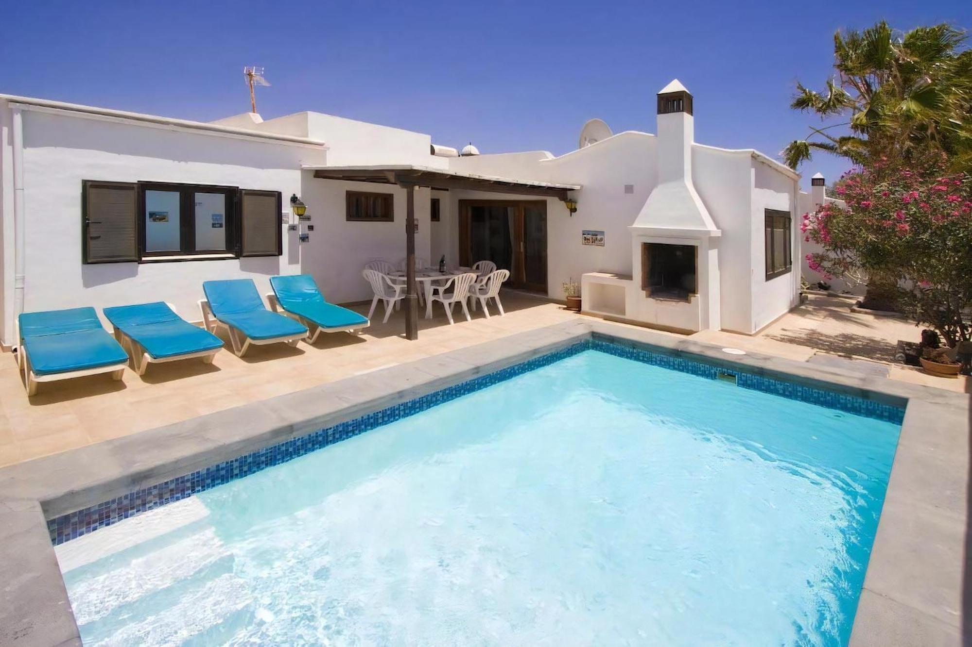 Centrally Located Rupert 3 Bedrooms Private Pool Close To Amenities Puerto Del Carmen Villa *