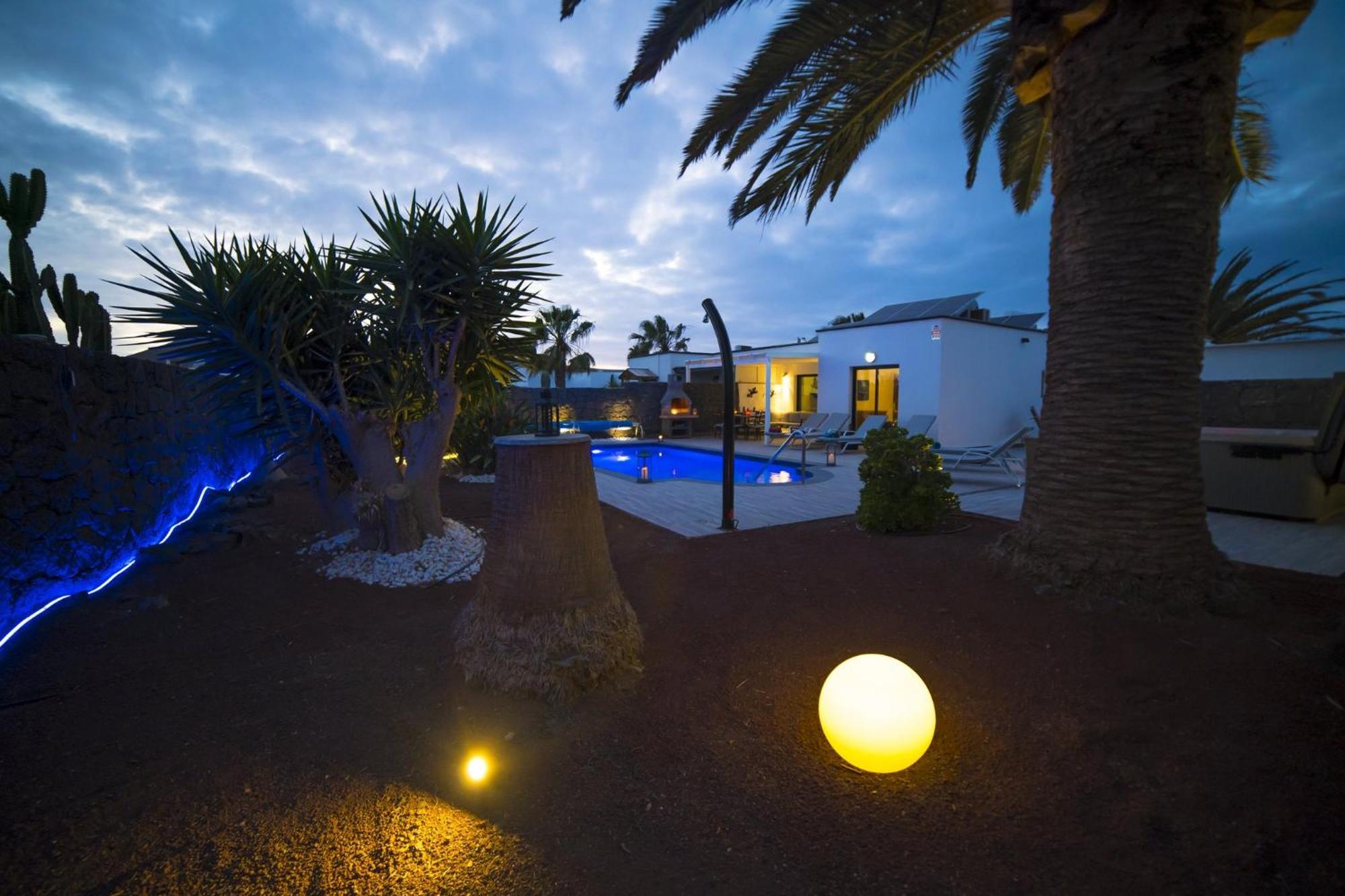 Extraordinary 3 Bedrooms Naraku Spacious Sun Terrace Outdoor Pool, Hot Tub And Bbq *