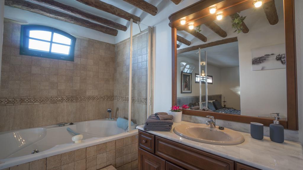 With Amazing Views, Jacuzzi And Private Pool *